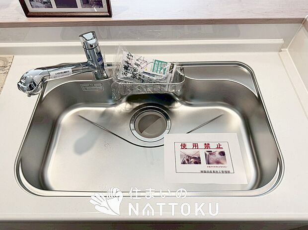 【浄水器一体型シャワー水栓付シンク】広々とした凸型シンクに洗剤ポケットを標準装備。すっきり収納できます。
また、蛇口の先端に浄水器を内蔵しているため場所をとりません。
