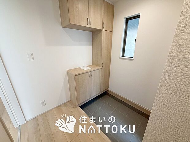【現地写真（玄関）】玄関には、大型のシューズ収納を設置しています。