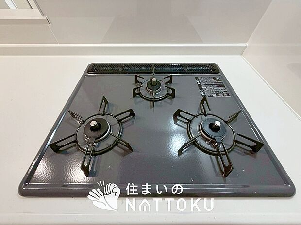 【ビルトインコンロ】フラットな構造で清掃性が高く、過熱防止センサー付３口タイプで日頃の家事も快適です。