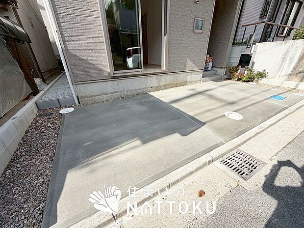 【現地写真（駐車場）】駐車スペースが広く、運転が苦手な方も安心です。