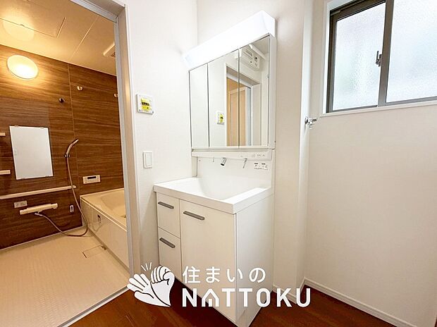 【洗面台・洗面所】鏡の両サイドは、必要なものを取出しやすく、大きな鏡面で朝の準備も快適。
使いやすいリフトアップ機能付きのシングルレバーシャワー水栓付です。