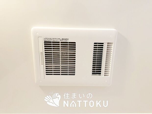 【浴室暖房換気乾燥機】入浴後の水滴や湿気を排出し、カビの発生や臭いを抑制します。
雨の日の洗濯物にも効果的です。