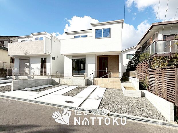 【現地写真（外観）】軽くて火災に強い屋根材を採用し、地震時の建物への負担や揺れを軽減しています。