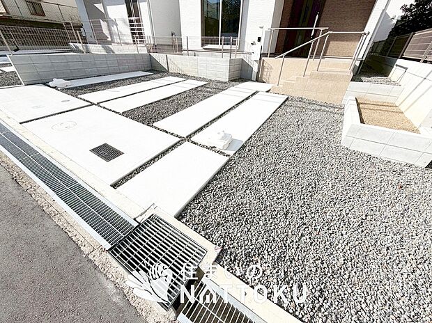 【現地写真（駐車場）】駐車スペースが広く、運転が苦手な方も安心です。