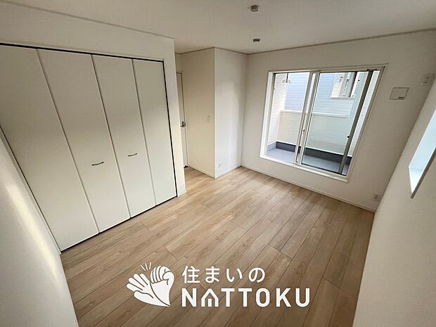 【現地写真（寝室）】木目の美しさを際立たせるシンプルデザインの建具を使用しています。
