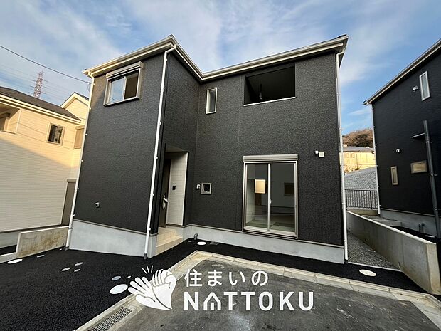 【現地写真（外観）【３号地】】軽くて火災に強い屋根材を採用し、地震時の建物への負担や揺れを軽減しています。