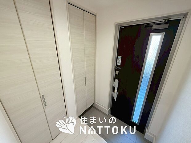 【現地写真（玄関）】玄関には、大型のシューズ収納を設置しています。