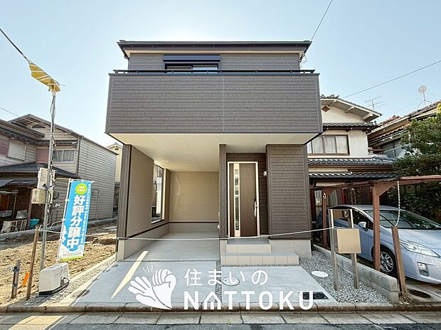 【現地写真（外観）【２-１号地】】軽くて火災に強い屋根材を採用し、地震時の建物への負担や揺れを軽減しています。