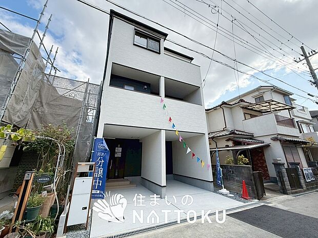 【現地写真(外観)】雨で汚れを落とし、耐久性・耐候性に優れた外壁を使用しています。