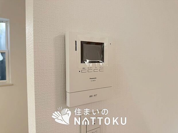 【TVモニター付インターホン】手放し通話ができ、送話表示灯で送話・受話状態が確認できます。
映像と音声で玄関先の様子をチェックできるモニター機能や、夜間の訪問者の顔も確認できるLEDライトを装備しています。