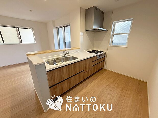 【現地写真(キッチン)】収納たっぷりのシステムキッチン、浄水器付水栓を標準装備しています。