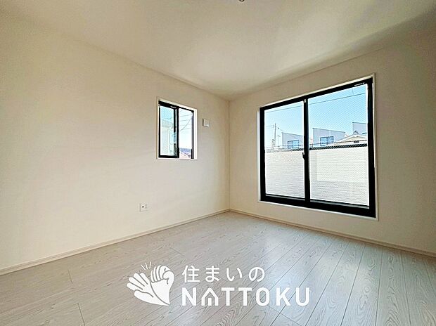 【現地写真（寝室）】木目の美しさを際立たせるシンプルデザインの建具を使用しています。