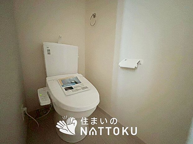 【トイレ】汚れてもサッとひと拭きでお手入れ簡単、エコ仕様の温水洗浄便座付きのトイレです。
バリアフリーにも配慮しています。