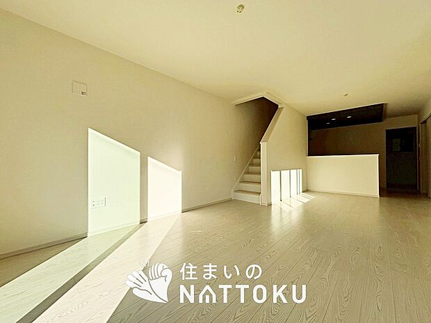 【現地写真（リビング）】フローリング材には、木目、色調など木材特有の風合いがあり、ナチュラルな美しさになっています。