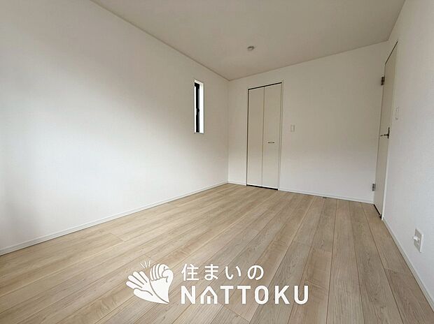 【現地写真（寝室）】木目の美しさを際立たせるシンプルデザインの建具を使用しています。