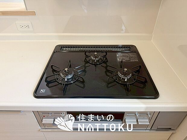 【ビルトインコンロ】フラットな構造で清掃性が高く、過熱防止センサー付３口タイプで日頃の家事も快適です。
