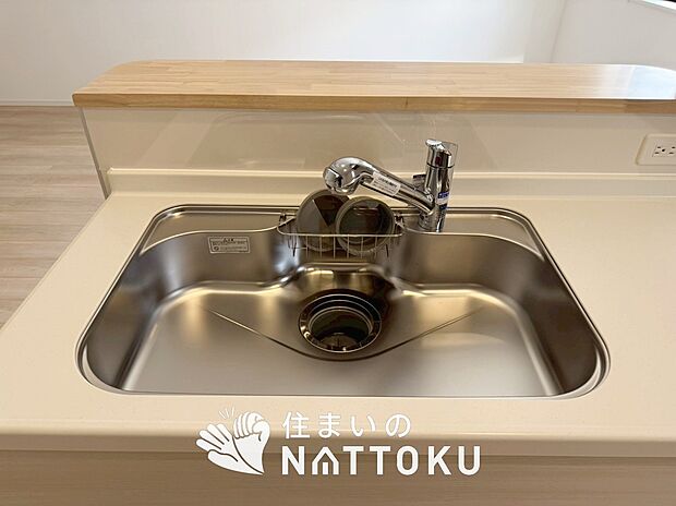【浄水器内臓ハンドシャワー付シンク】広々とした凸型シンクに洗剤ポケットを標準装備。すっきり収納できます。
また、蛇口の先端に浄水器を内蔵しているため場所をとりません。
