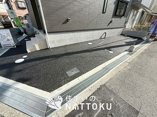 【現地写真（駐車場）】駐車スペースが広く、運転が苦手な方も安心です。