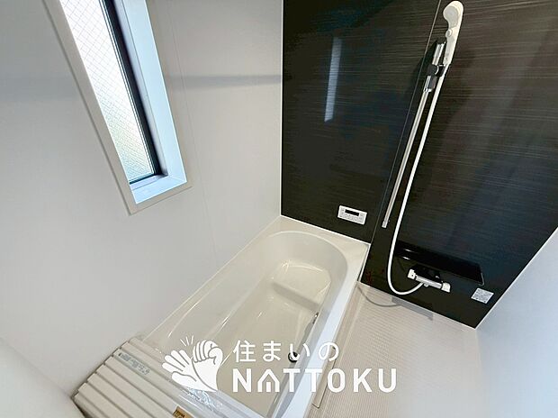 【現地写真（浴室）】浴室暖房乾燥機付き。１坪タイプで広々です。