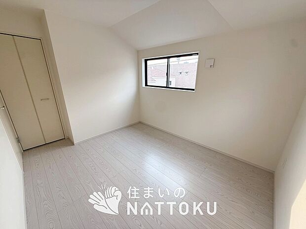 【現地写真（洋室）】木目の美しさを際立たせるシンプルデザインの建具を使用しています。