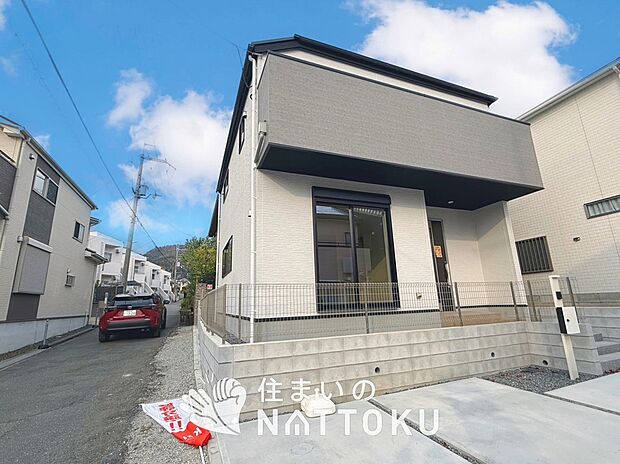 【現地写真（前道含む外観）】お引渡し後も無償の定期点検を行っており、暮らしの安心をお届けしています。