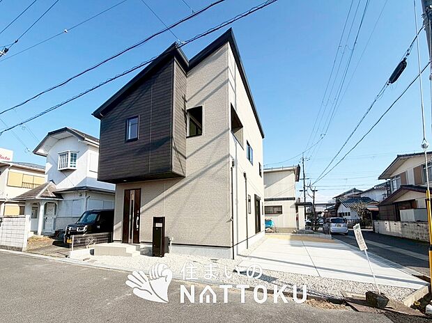 【現地写真(前道含む外観)】断熱性、気密性を高める工夫で一年中ずっと心地よく暮らせる、高気密・高断熱です。