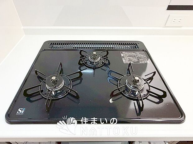 【ビルトインコンロ】フラットな構造で清掃性が高く、過熱防止センサー付３口タイプで日頃の家事も快適です。