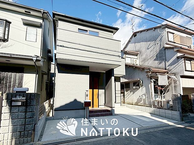 【現地写真（外観）】軽くて火災に強い屋根材を採用し、地震時の建物への負担や揺れを軽減しています。