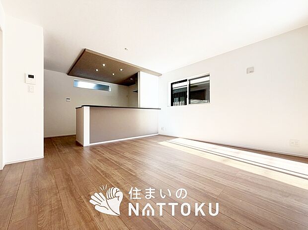 【現地写真（リビング）】フローリング材には、木目、色調など木材特有の風合いがあり、ナチュラルな美しさになっています。