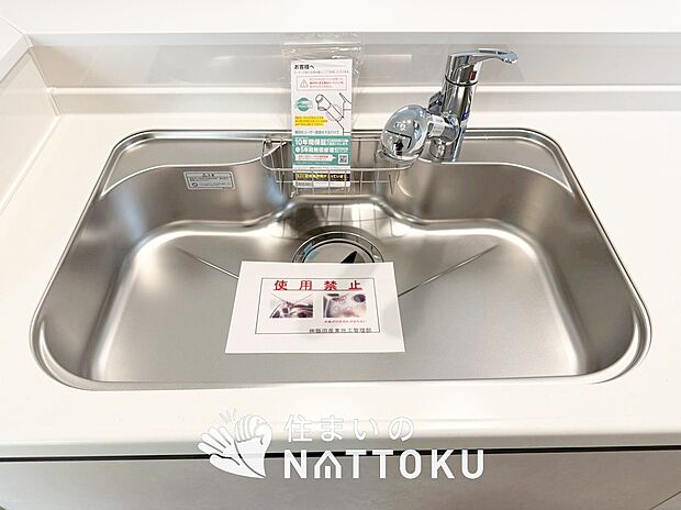 【浄水器内臓ハンドシャワー付シンク】広々とした凸型シンクに洗剤ポケットを標準装備。すっきり収納できます。
また、蛇口の先端に浄水器を内蔵しているため場所をとりません。