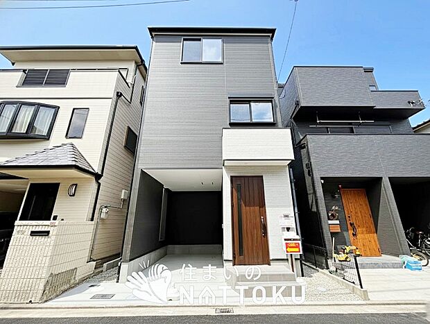 【現地写真(外観)】雨で汚れを落とし、耐久性・耐候性に優れた外壁を使用しています。