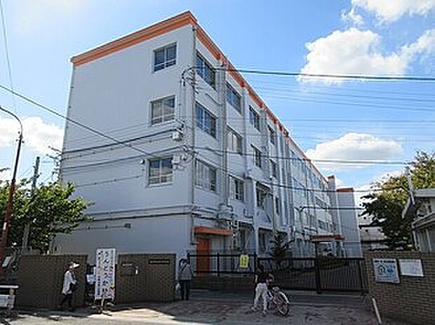 高槻市立第六中学校(約237m)