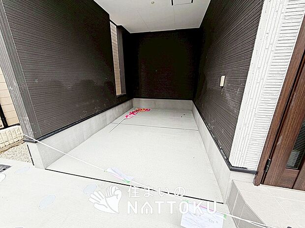 【現地写真(駐車場)】駐車スペースが広く、運転が苦手な方も安心です。