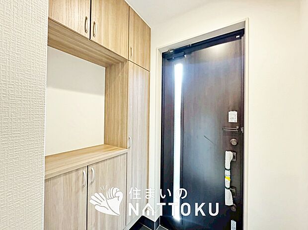 【現地写真（玄関）】玄関には、大型のシューズ収納を設置しています。