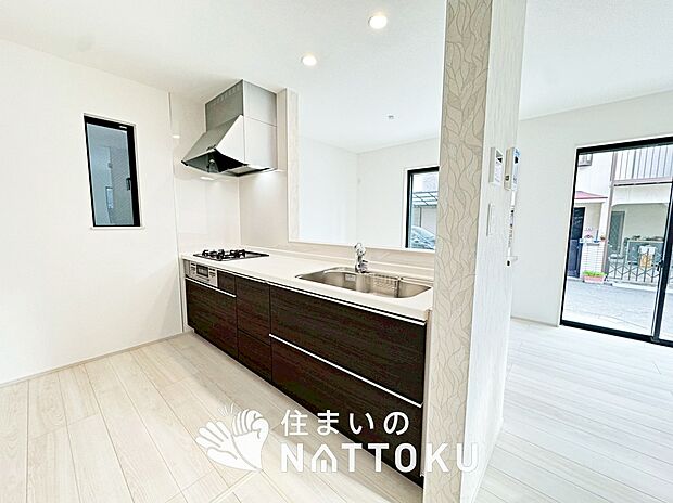 【現地写真（キッチン）】収納たっぷりのシステムキッチン、浄水器付水栓を標準装備しています。