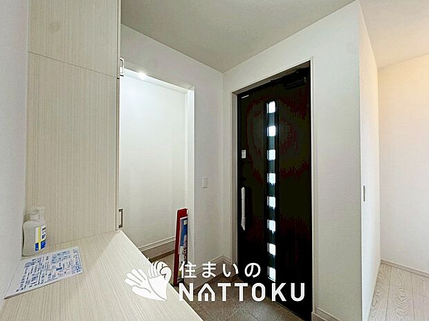 【現地写真（玄関）】玄関には、大型のシューズ収納を設置しています。