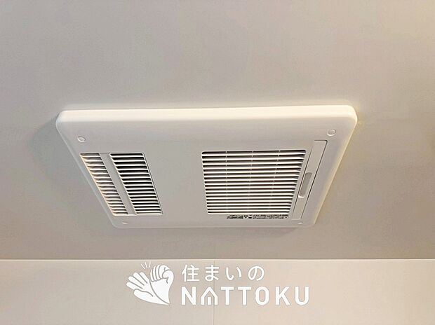 【浴室暖房換気乾燥機】入浴後の水滴や湿気を排出し、カビの発生や臭いを抑制します。
雨の日の洗濯物にも効果的です。