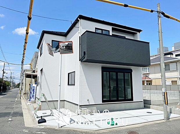 【現地写真（外観）】軽くて火災に強い屋根材を採用し、地震時の建物への負担や揺れを軽減しています。