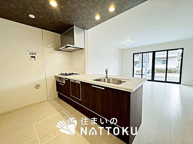 【現地写真（キッチン）】収納たっぷりのシステムキッチン、浄水器付水栓を標準装備しています。