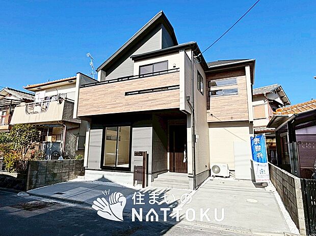 【現地写真(前道含む外観)】健康被害に配慮したもっとも安全性の高い建材を採用し、シックハウス対策をしております。