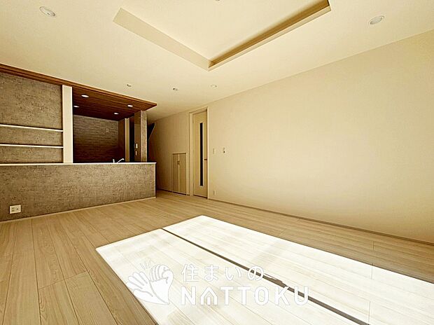 【現地写真(リビング)】フローリング材には、木目、色調など木材特有の風合いがあり、ナチュラルな美しさになっています。