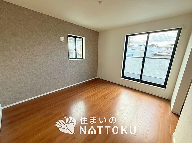 【現地写真（寝室）】木目の美しさを際立たせるシンプルデザインの建具を使用しています。