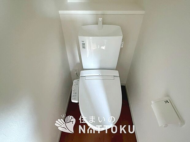 【トイレ】汚れてもサッとひと拭きでお手入れ簡単、エコ仕様の温水洗浄便座付きのトイレです。
バリアフリーにも配慮しています。
