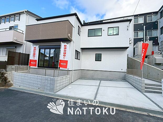 【現地写真（外観）】軽くて火災に強い屋根材を採用し、地震時の建物への負担や揺れを軽減しています。