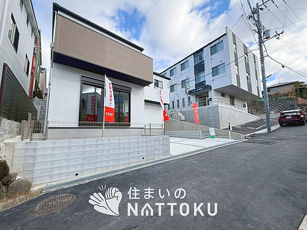 【現地写真（前道含む外観）】お引渡し後も無償の定期点検を行っており、暮らしの安心をお届けしています。