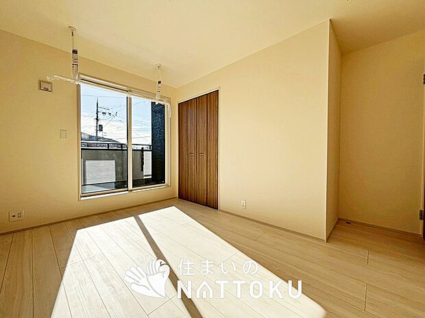 【現地写真（洋室）】木目の美しさを際立たせるシンプルデザインの建具を使用しています。