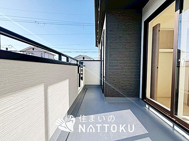 【バルコニー】奥行きが広く、洗濯物をゆったりと干せる十分な広さで、家族の洗濯も捗ります。