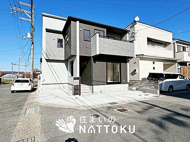 【現地写真（前道含む外観）】軽くて火災に強い屋根材を採用し、地震時の建物への負担や揺れを軽減しています。