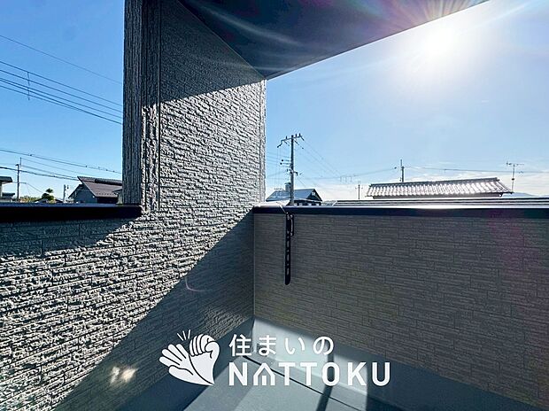 【バルコニー】奥行きが広く、洗濯物をゆったりと干せる十分な広さで、家族の洗濯も捗ります。