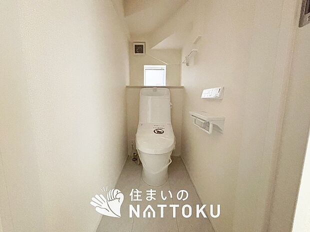 【トイレ】汚れてもサッとひと拭きでお手入れ簡単、エコ仕様の温水洗浄便座付きのトイレです。
バリアフリーにも配慮しています。